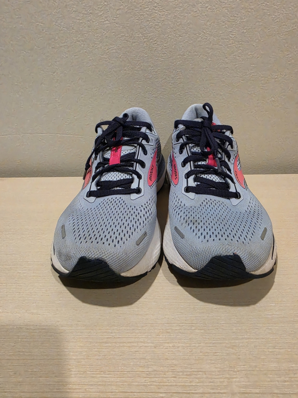 Brooks Women’s Adrenaline GTS 22 Running Shoes Grey Pink 11 - Picture 2 of 8